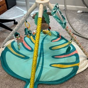 SOLDInfant baby play leaf mat It’s like new a couple stains mobile jungle baby